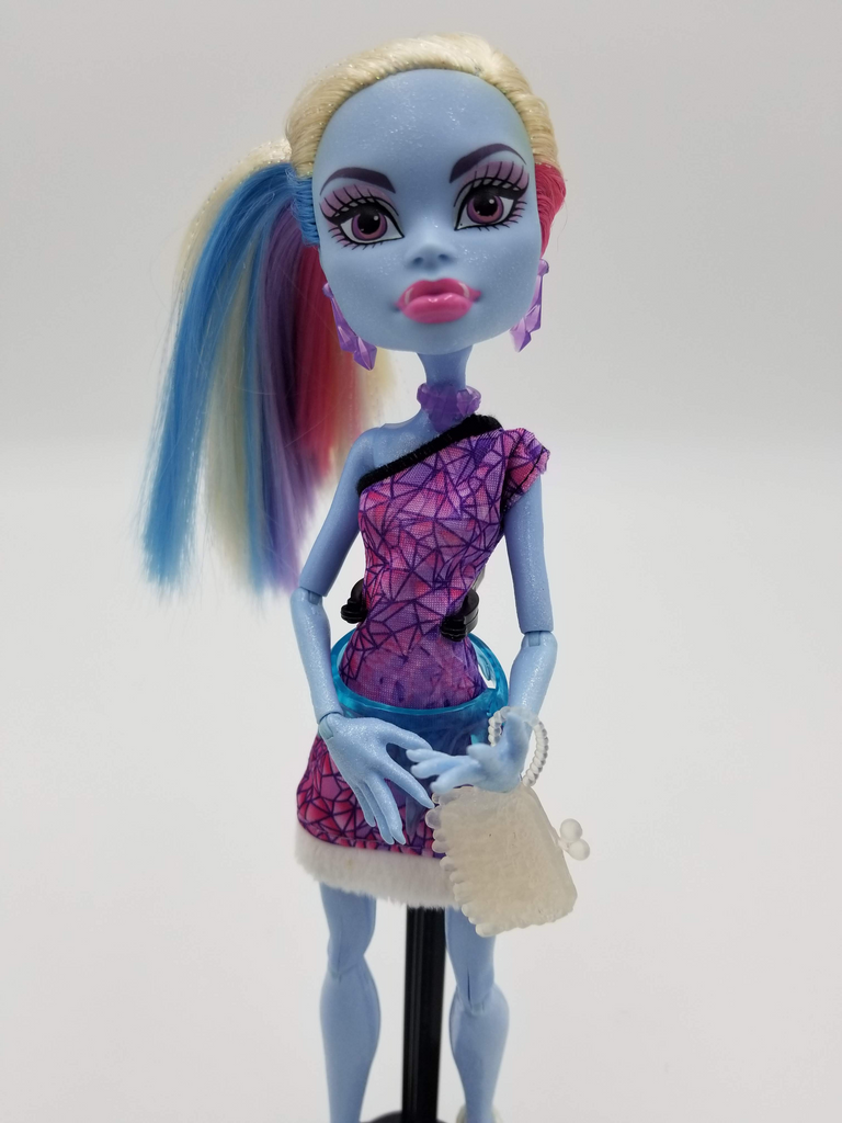 Abbey online bominable scaris